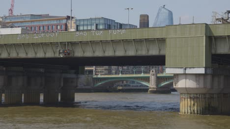 Blick-Vom-Boot-Auf-Die-Themse-Unter-Der-Cannon-Street-Rail-Bridge-In-Der-Londoner-City